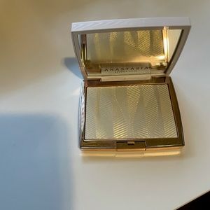 Anastasia Beverly Hills iced out highlighter